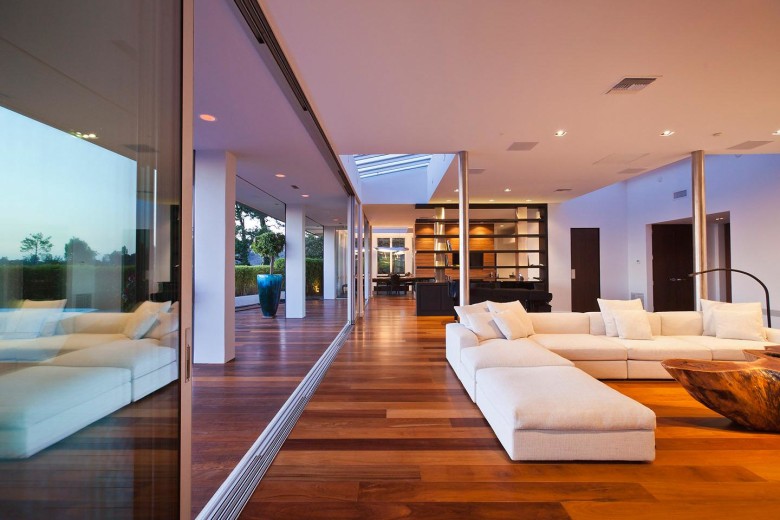 contemporary house located in Beverly Hills