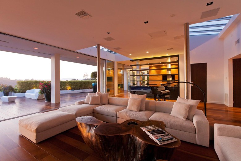 contemporary house located in Beverly Hills