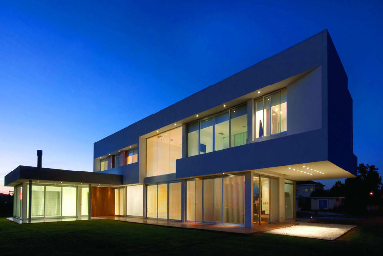 Concrete House by Vanguarda Architects