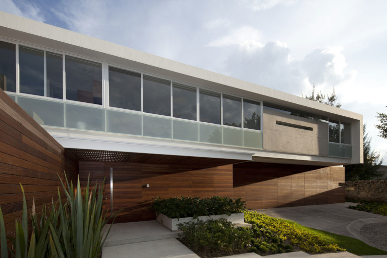 Modern house designed by Hernandez Silva Arquitectos
