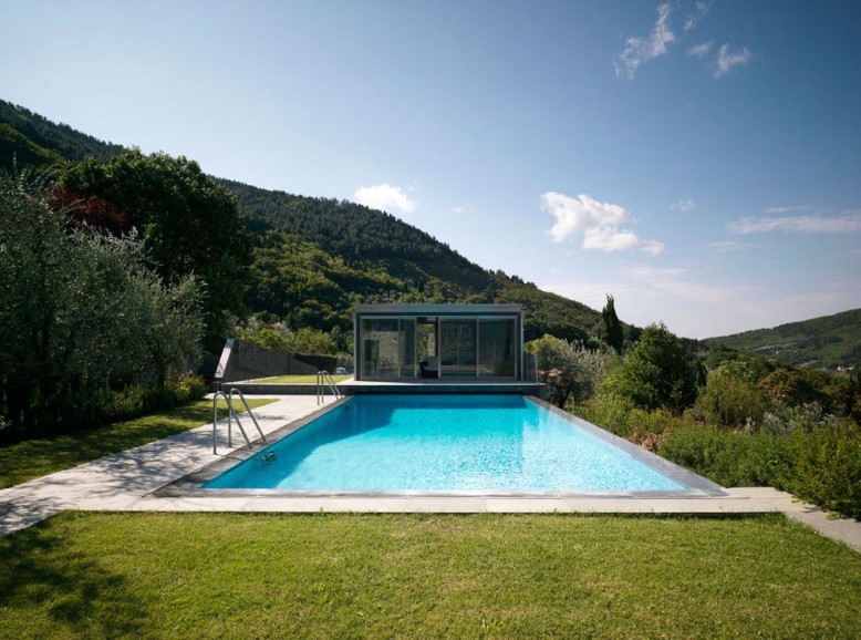 Contemporary pool house located in Prato, Italy