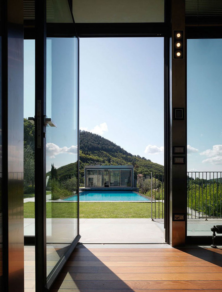 Contemporary pool house located in Prato, Italy