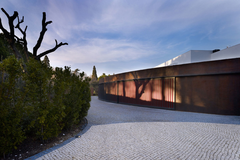 House in La Moraleja by Dahl Architects + GHG Architects