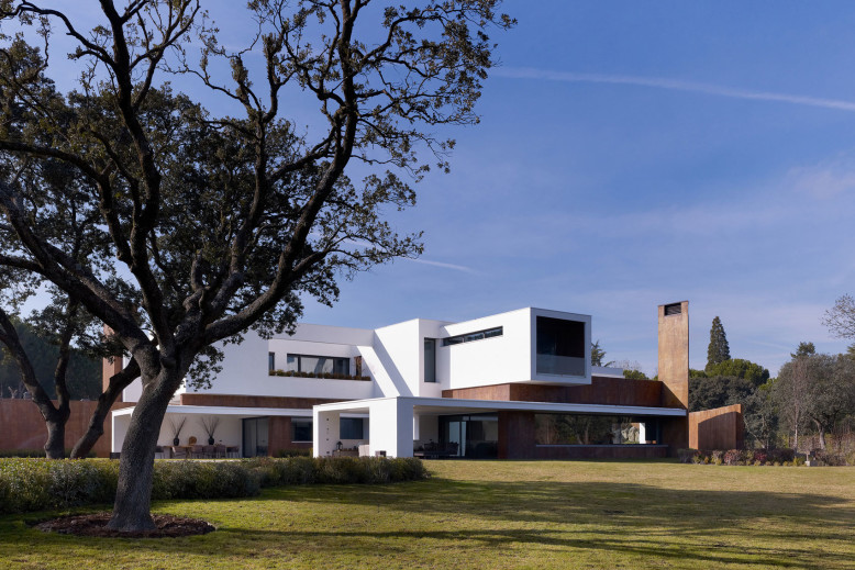 House in La Moraleja by Dahl Architects + GHG Architects