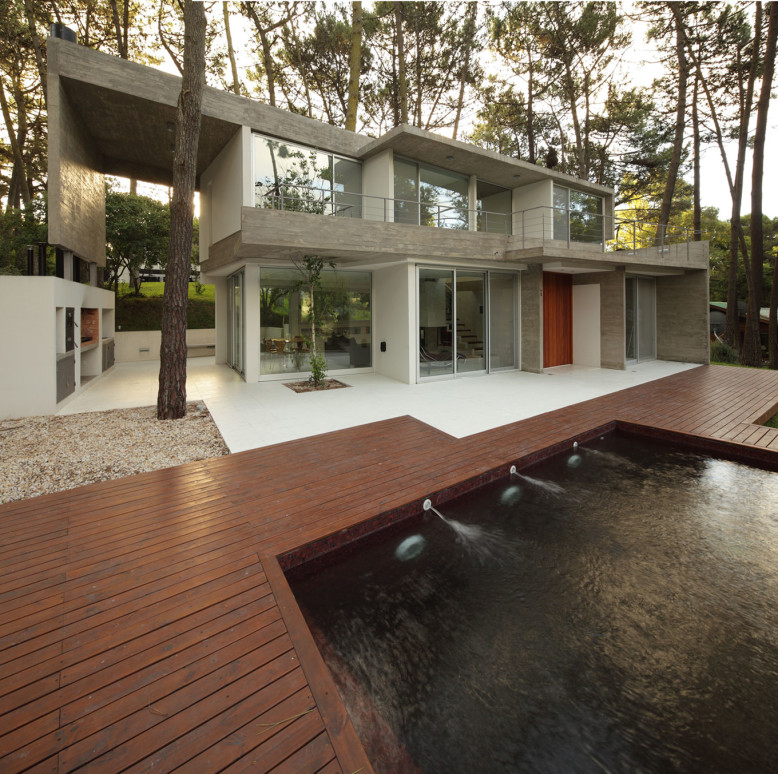 Fresno House by Felix Raspall & Federico Papandrea