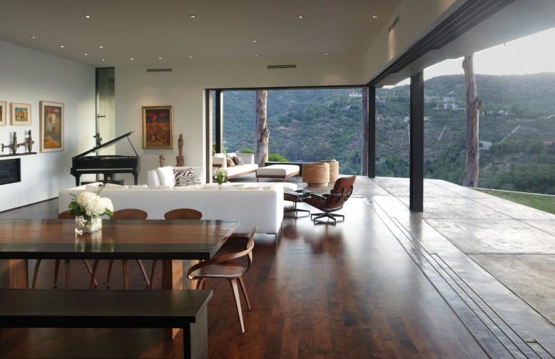 Mandeville Canyon Residence by Griffin Enright Architects