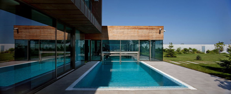 Water Patio House by Drozdov & Partners