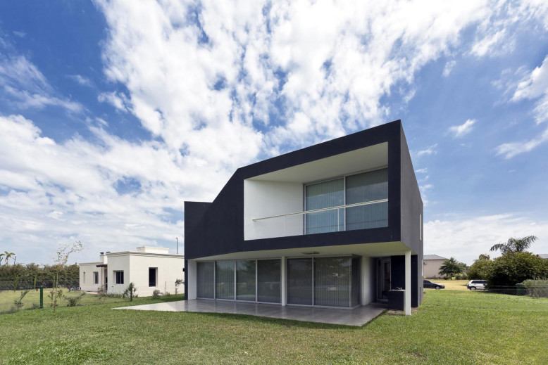 Casa Miraflores by Cekada-Romanos Arquitectos