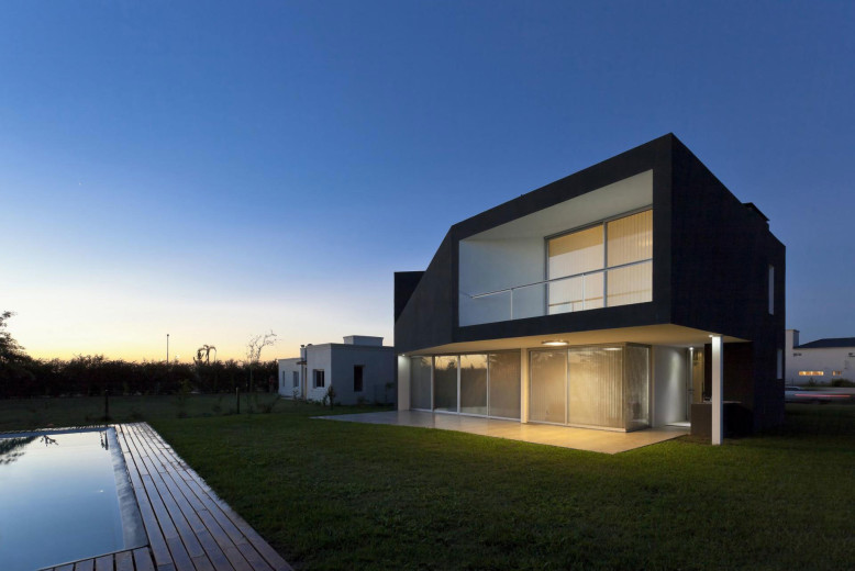 Casa Miraflores by Cekada-Romanos Arquitectos