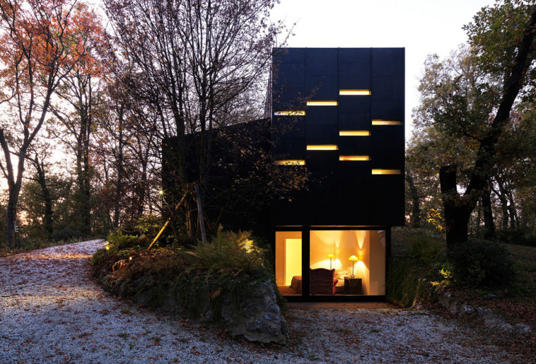 Small House by Enrico Iascone Architetti