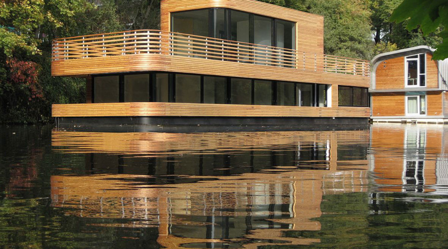 Houseboat on the Eilbekkanal by Rost Niderehe Architects