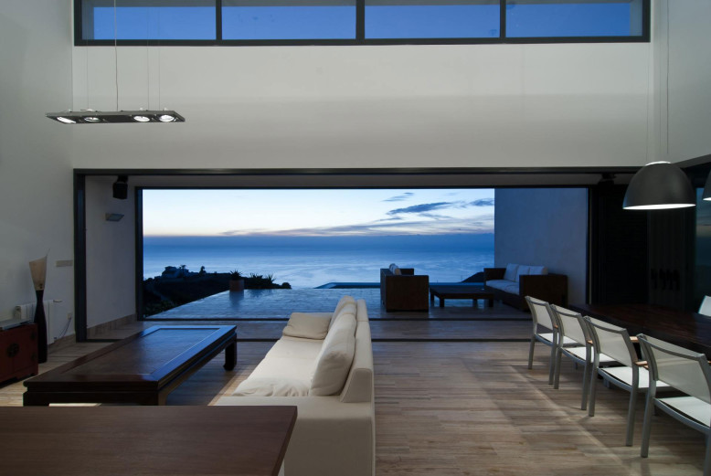 Contemporary House by MVN Arquitectos