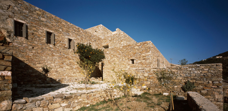Syros House by Myrto Miliou