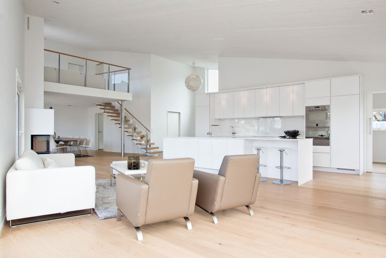 2,583 square foot modern residence 