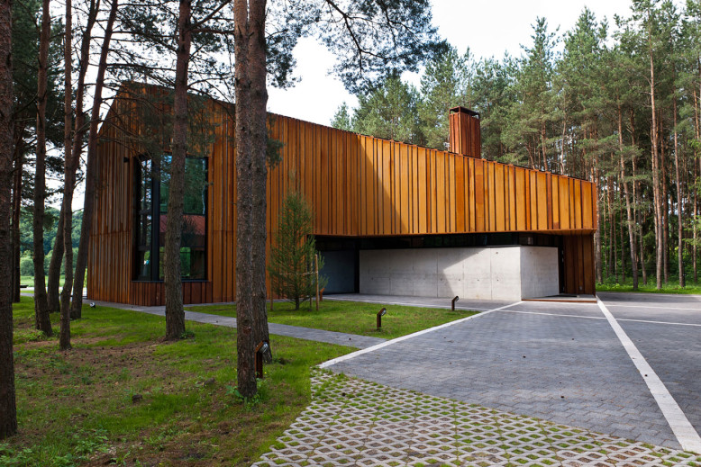 A House in the Woods of Kaunas by Studija Archispektras