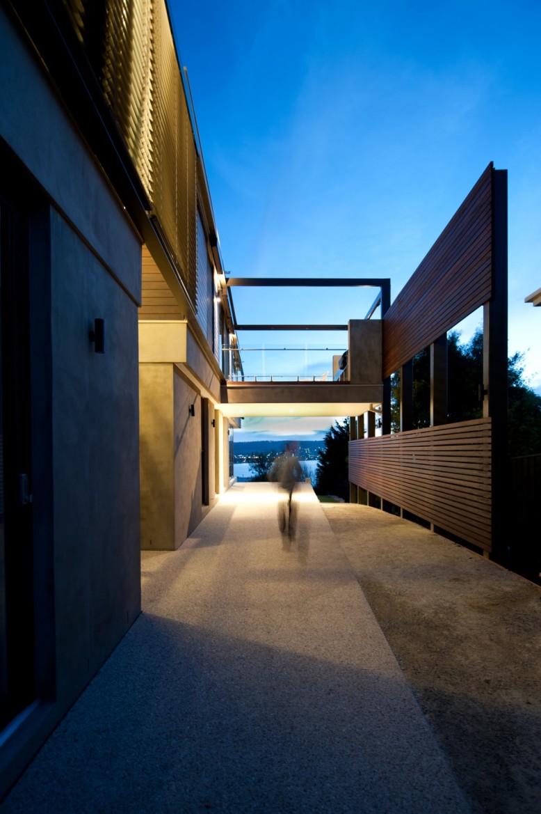Modern Residence by Rachcoff Vella Architecture