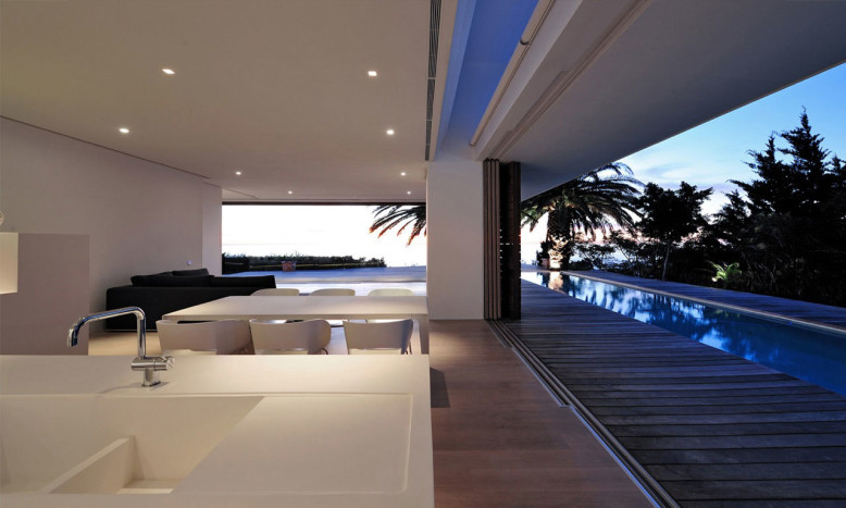 House in Camps Bay by Luis Mira Architects