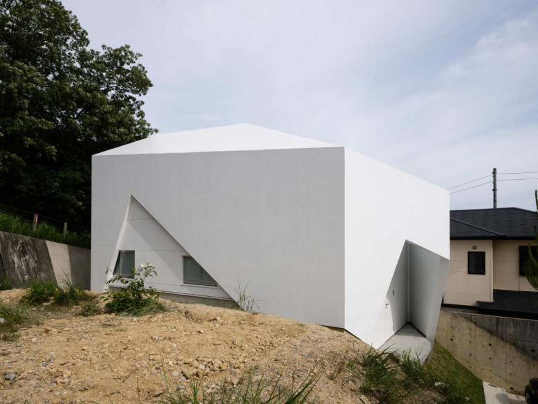 Modern House in Seto by AUAU
