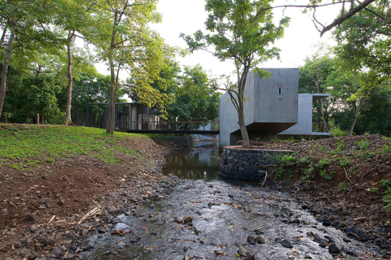 House on a Stream by Architecture BRIO