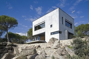 Concrete two-storey house with panoramic views in Spain