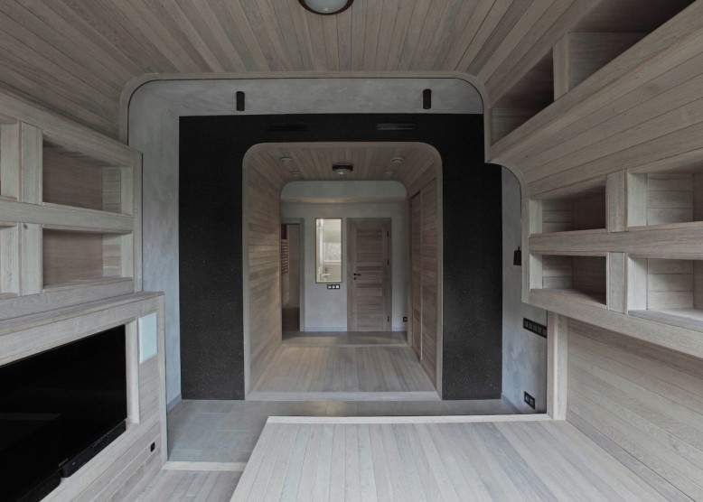 Oak Tube Apartment by Peter Kostelov