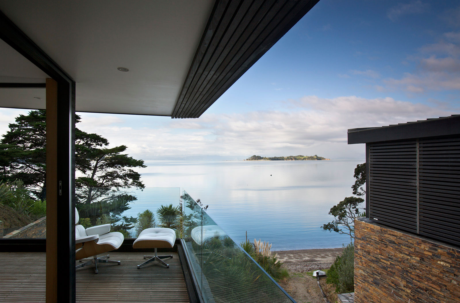 Contemporary beach house New Zealand Daniel Marshall Architects