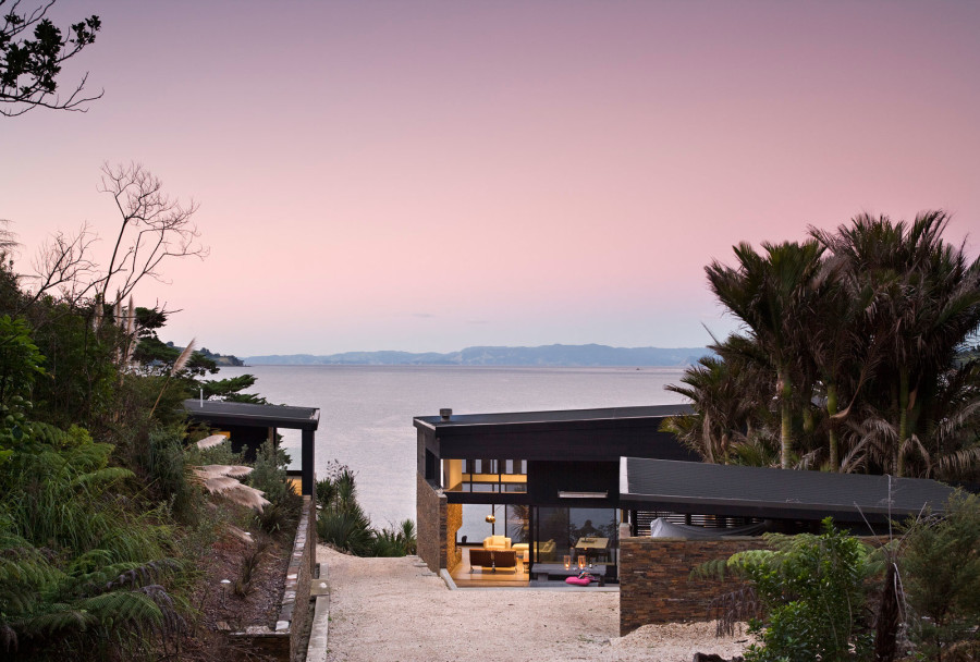 Contemporary beach house in New Zealand by Daniel Marshall Architects