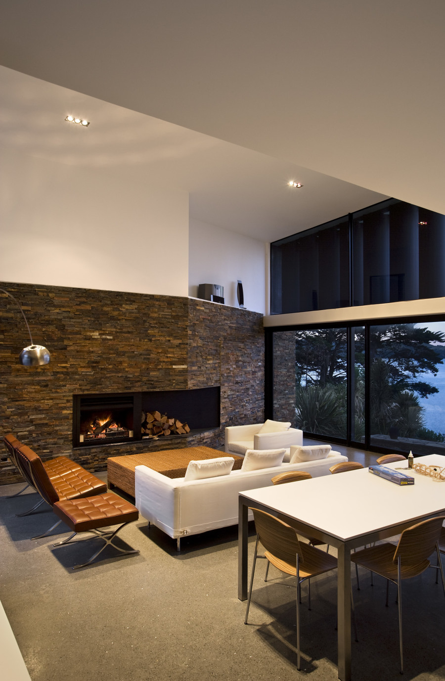 Contemporary beach house in New Zealand by Daniel Marshall Architects