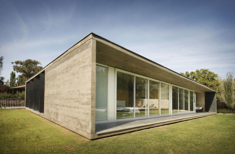 Contemporary concrete house in Argentina