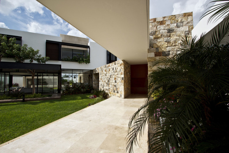 Private residence by Carrillo Arquitectos y Asociados
