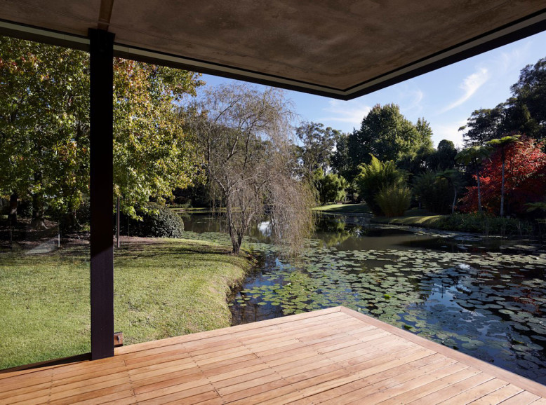 Rural Glass Pavilion by Matthew Woodward Architecture