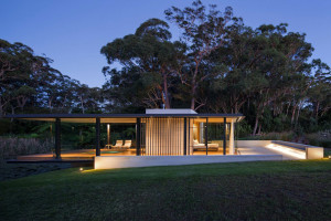 Rural Glass Pavilion by Matthew Woodward Architecture