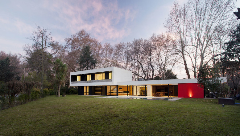 Weekend House in Argentina by Enrique Barberis