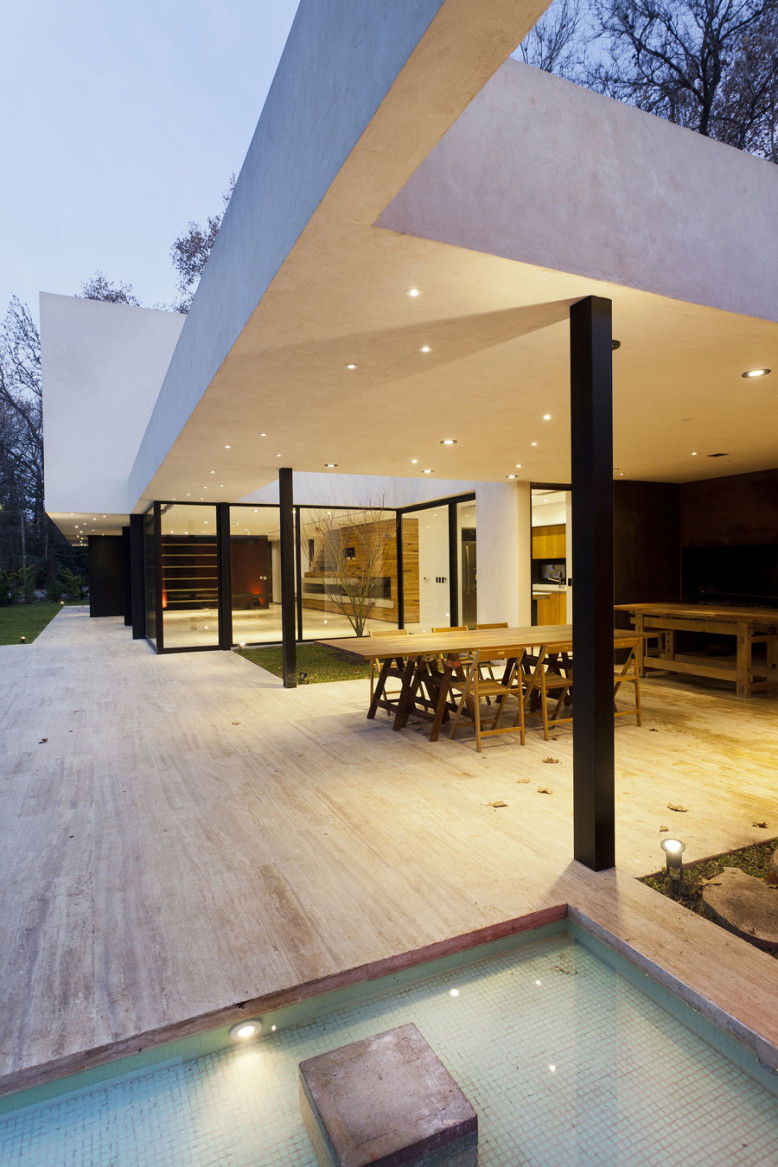 Weekend House in Argentina by Enrique Barberis