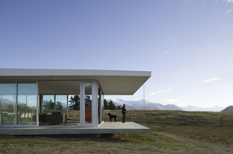 Contemporary glass house in New Zealand