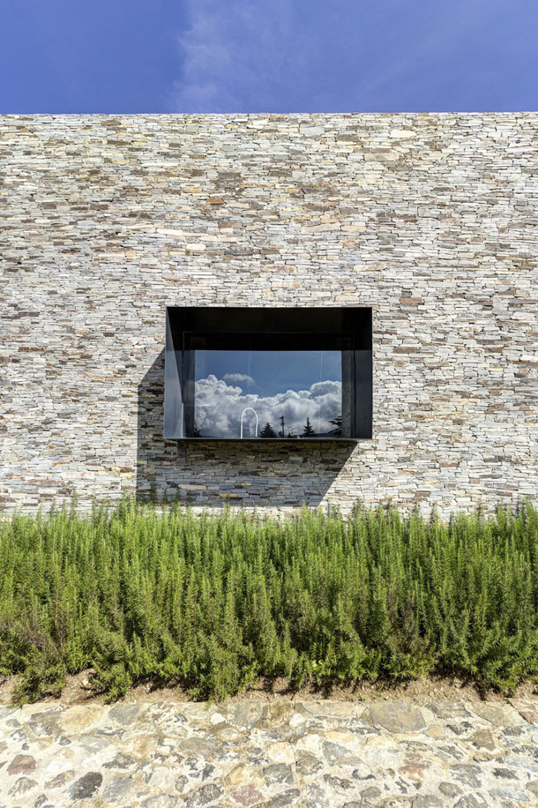 Contemporary stone house by Elías Rizo Arquitectos