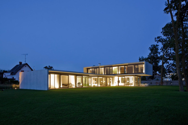 Modern House by Dietrich Untertrifaller Architekten