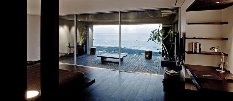 Luxury seaside penthouse in Mumbai, India