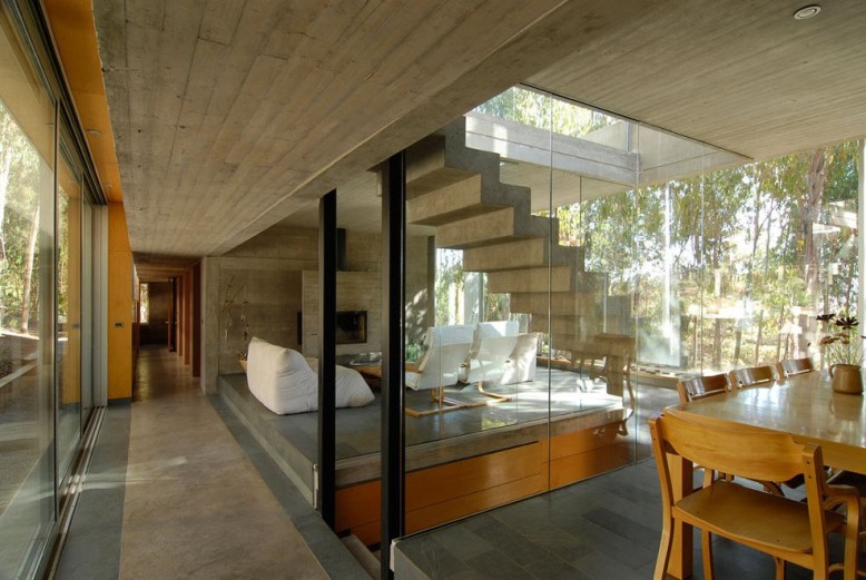 Contemporary House by Gubbins Arquitectos