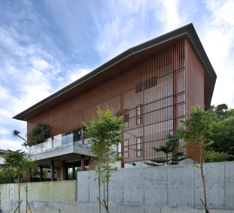 House N18 by DRTAN LM Architect