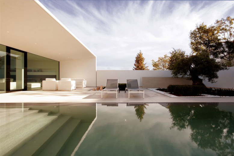 Modern Villa in Italy by JM Architecture