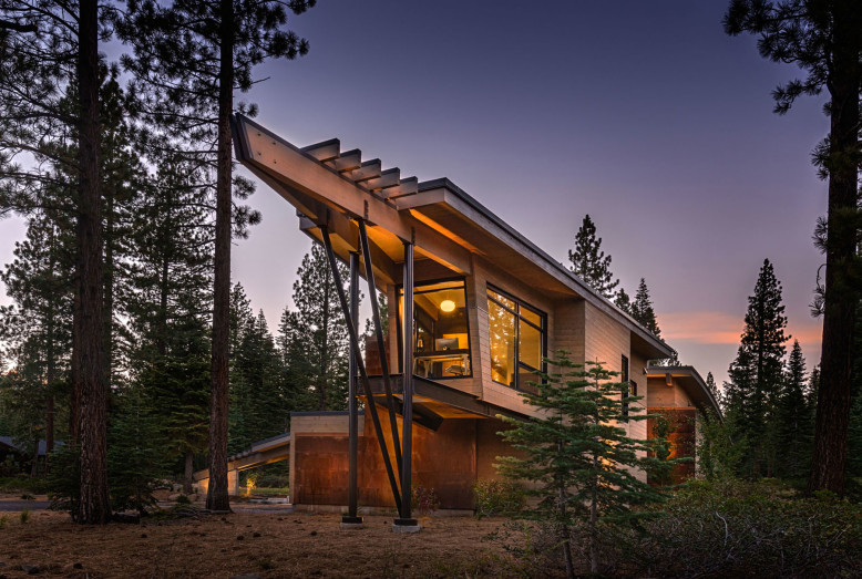 Modern interpretation of a mountain home Flight House