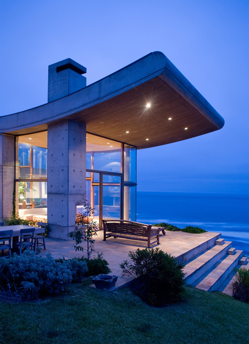 Beachfront Residence in Chile by Raimundo Anguita