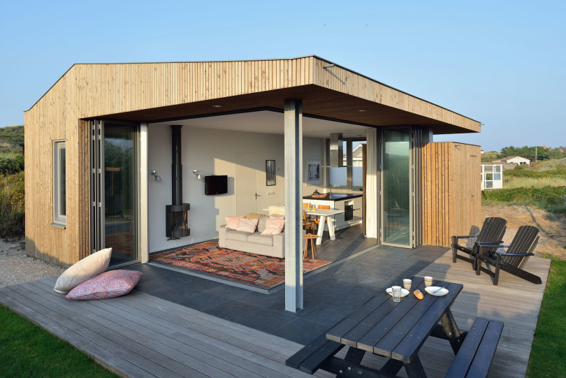 Small Holiday House by Bloem en Lemstra Architecten