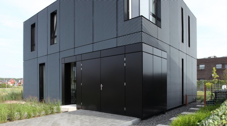 Black Aluminium Box hides bright interior: Villa DVT